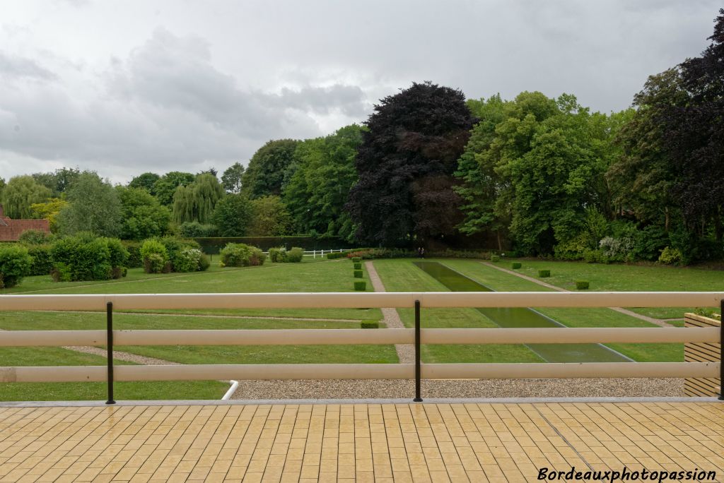 Vue sur la terrasse et le parc.